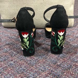 Black heels w/ flower detail.